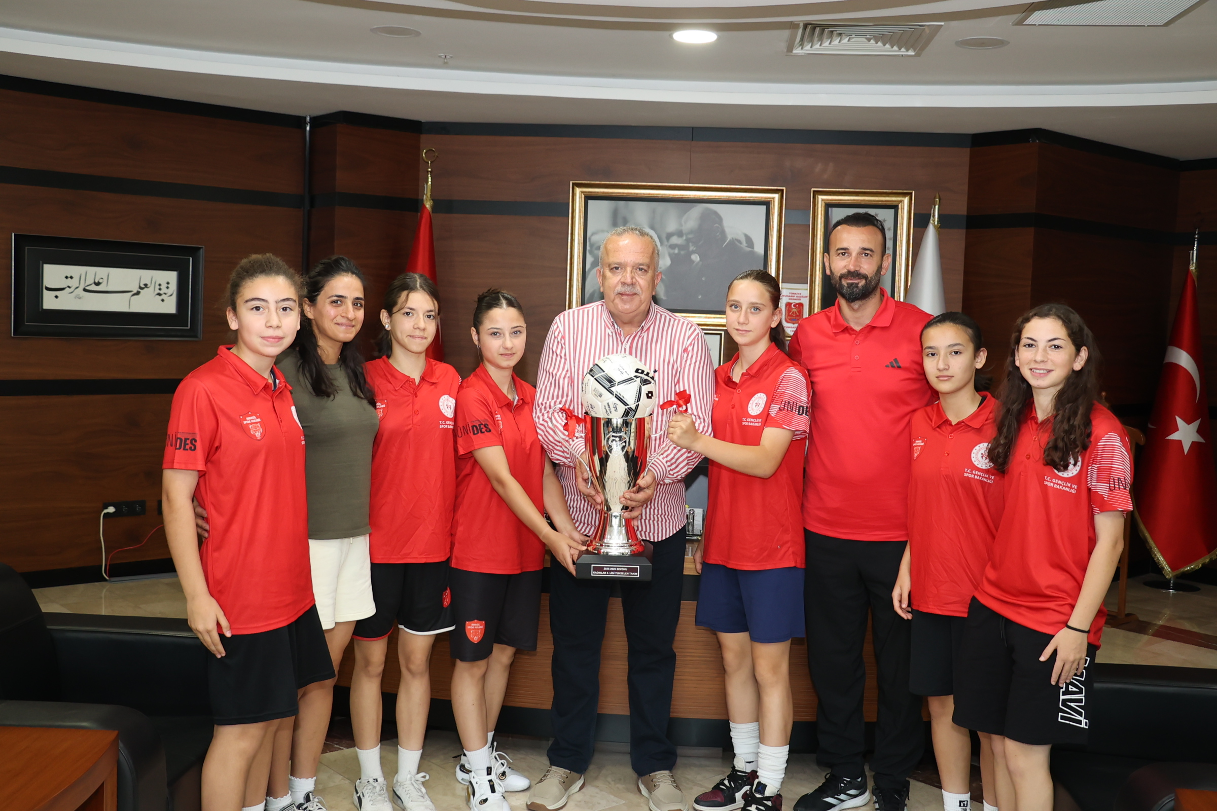 Amasis Spor Kadın Futbol Takımı’ndan Rektör Turabi’ye Ziyaret