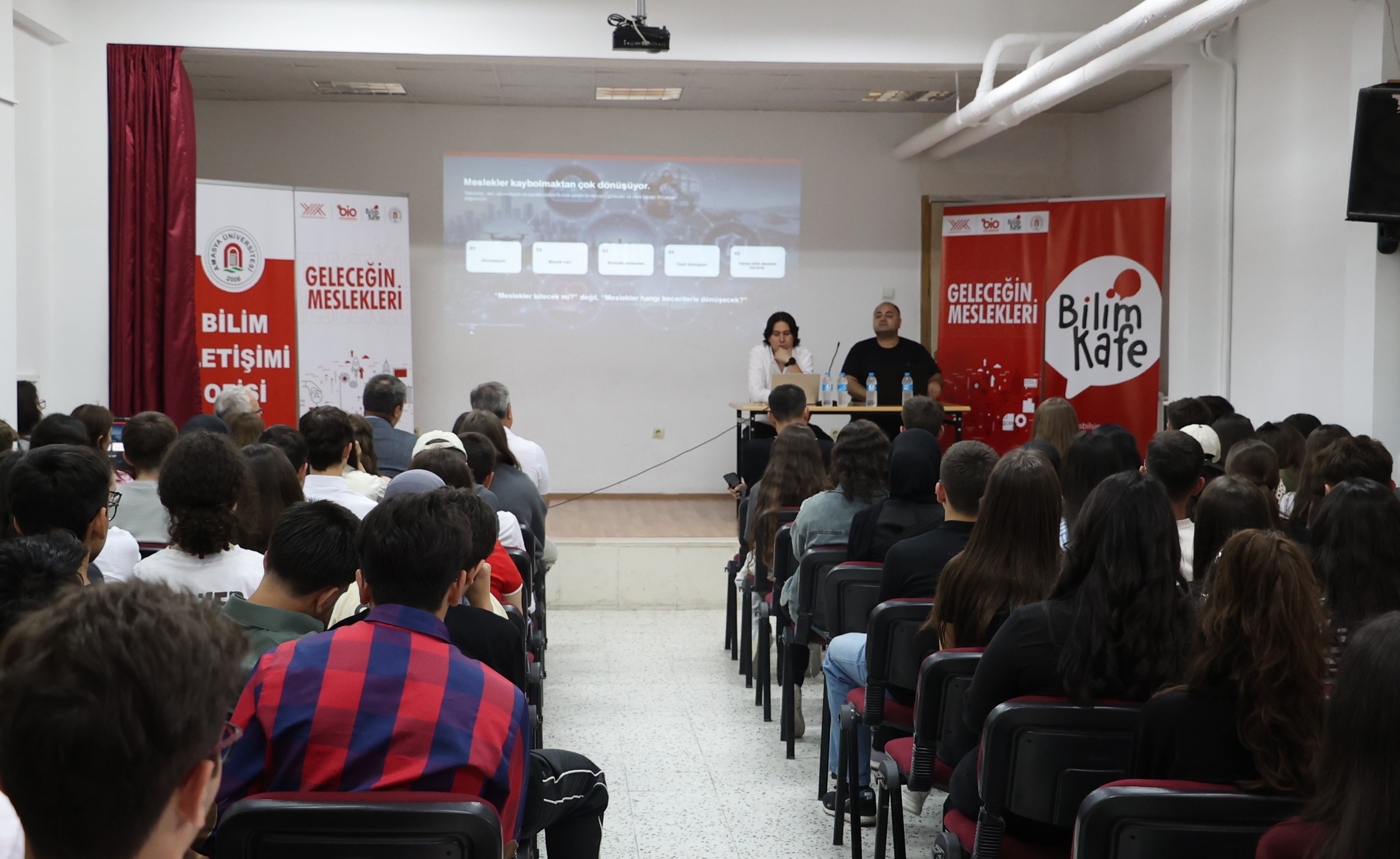 Amasya Üniversitesi'nden Gümüşhacıköy'de "Eğitimde Yapay Zekâ Dönüşümü ve Geleceğin Meslekleri" Söyleşisi