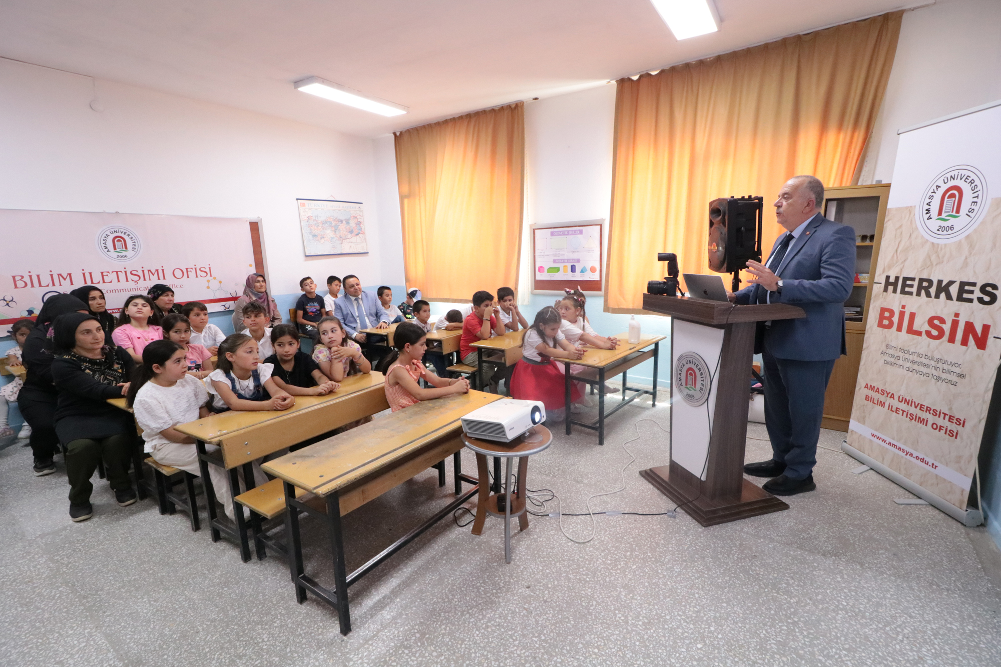 Amasya Üniversitesi’nde Bilim Yolculuğu: “Bilim Kafe” Boğaköy’de Başladı