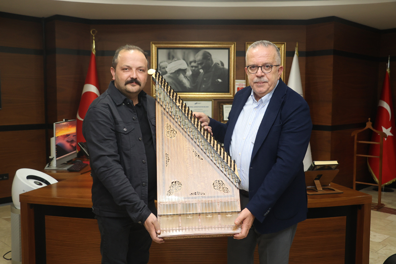 Amasya Üniversitesi’ne Müzik Eğitimi İçin Kanun Hediyesi