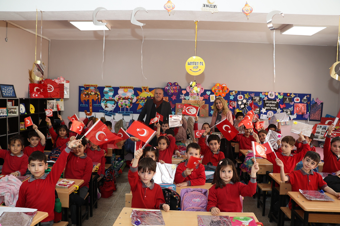 Rektör Turabi, Minik Öğrencilerin 23 Nisan Coşkusunu Paylaştı