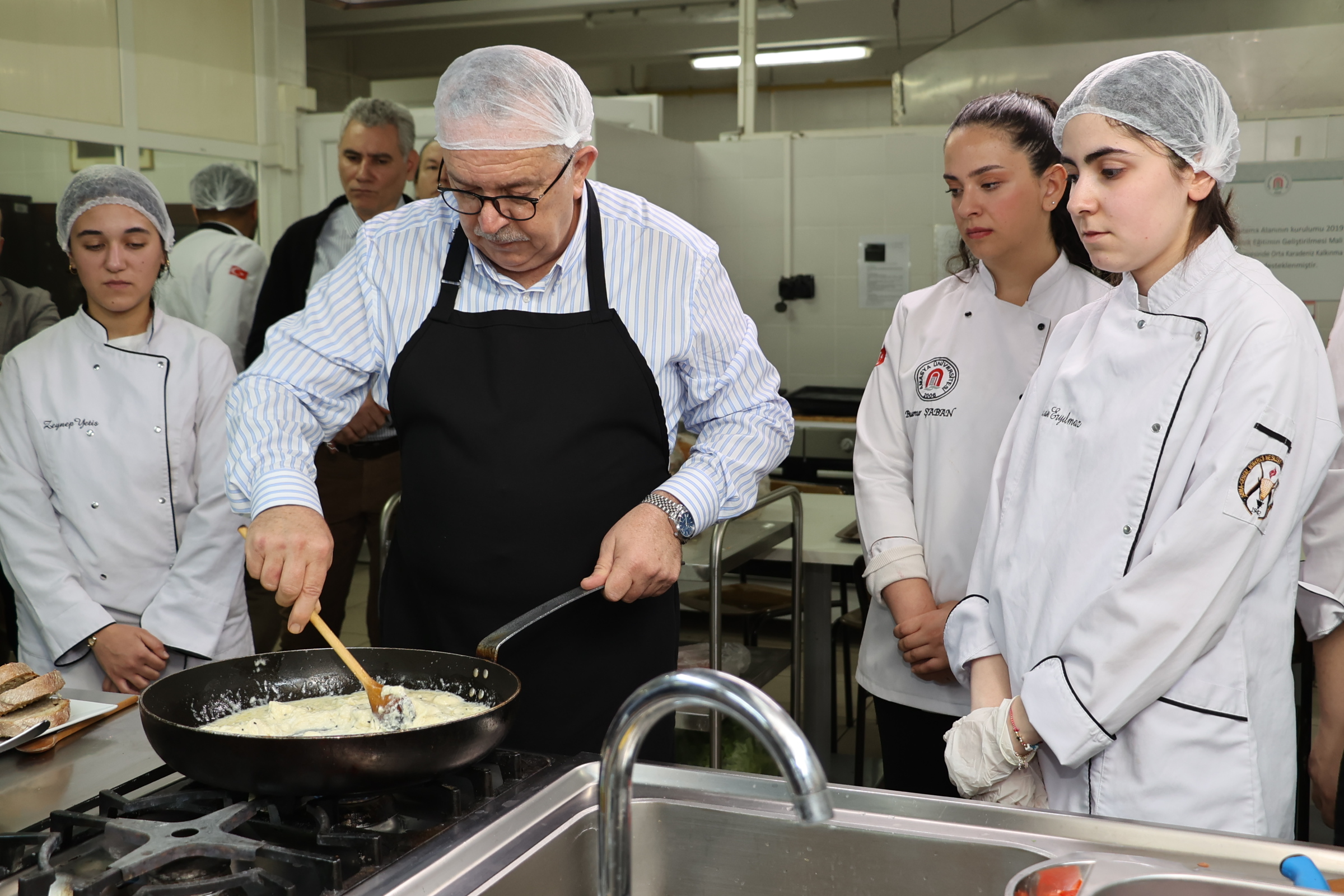 Rektör Turabi, Aşçılık Öğrencileriyle Mutfağa Girerek Gıda İsrafına Dikkat Çekti