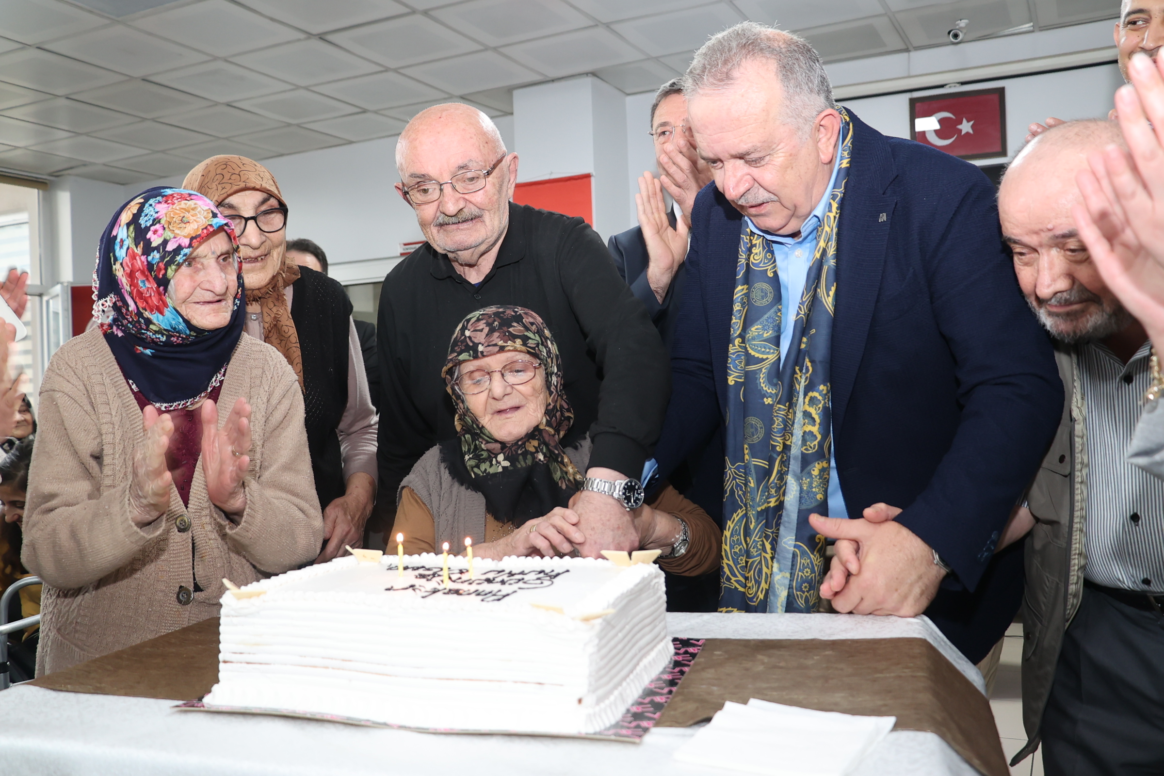Rektör Turabi’den Huzurevi Sakinlerine Anneler Günü Ziyareti