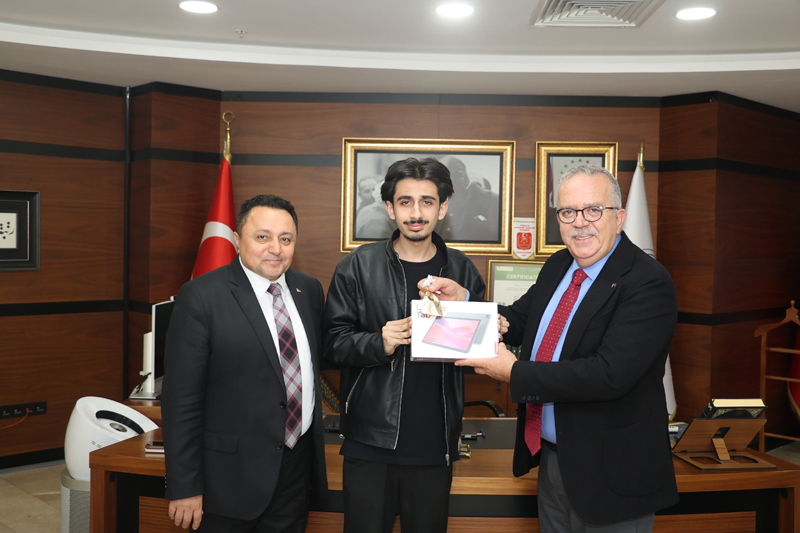 Amasya Üniversitesi 20 Bininci Takipçisine Hediye Takdim Etti