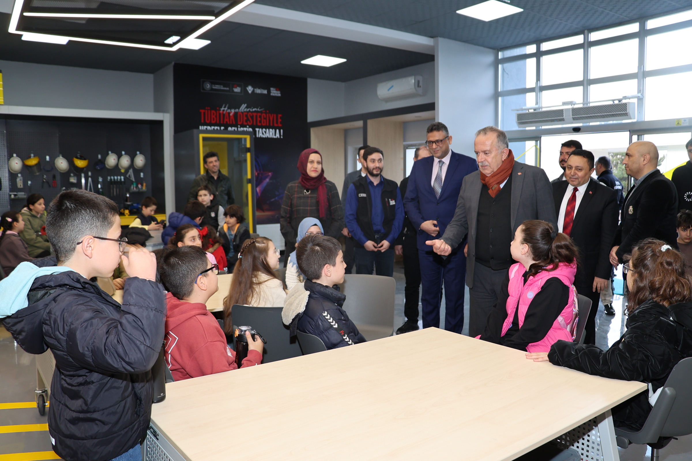 Amasya Üniversitesi Milli Teknoloji Atölyesi’nde 23 Nisan Coşkusu: Minik Misafirlere Bilim Söyleşisi