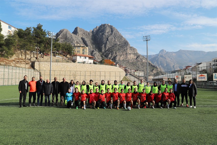 Anneler ile Kızların Futbol Maçında Dostluk Kazandı