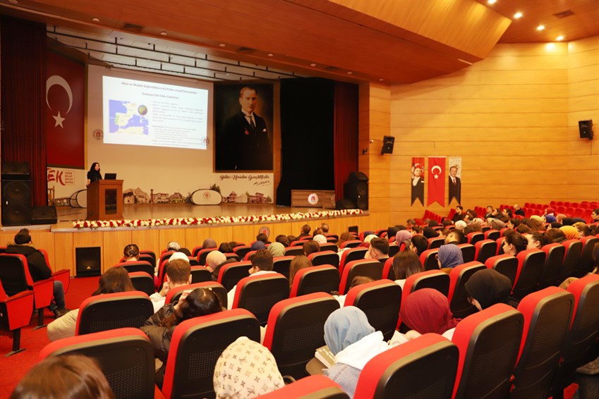 Bağımlılıkta Psikososyal Deneyimlerin Rolü Konulu Konferans Gerçekleştirildi