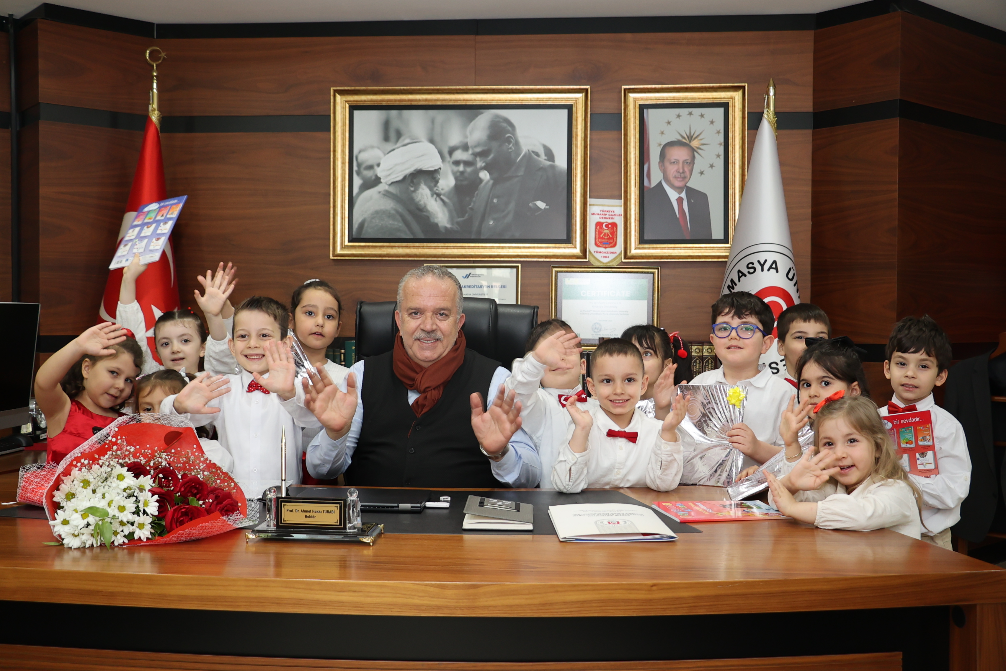 Rektör Turabi’ye Büyük Dehalar Sınıfı Öğrencilerinden 23 Nisan Ziyareti