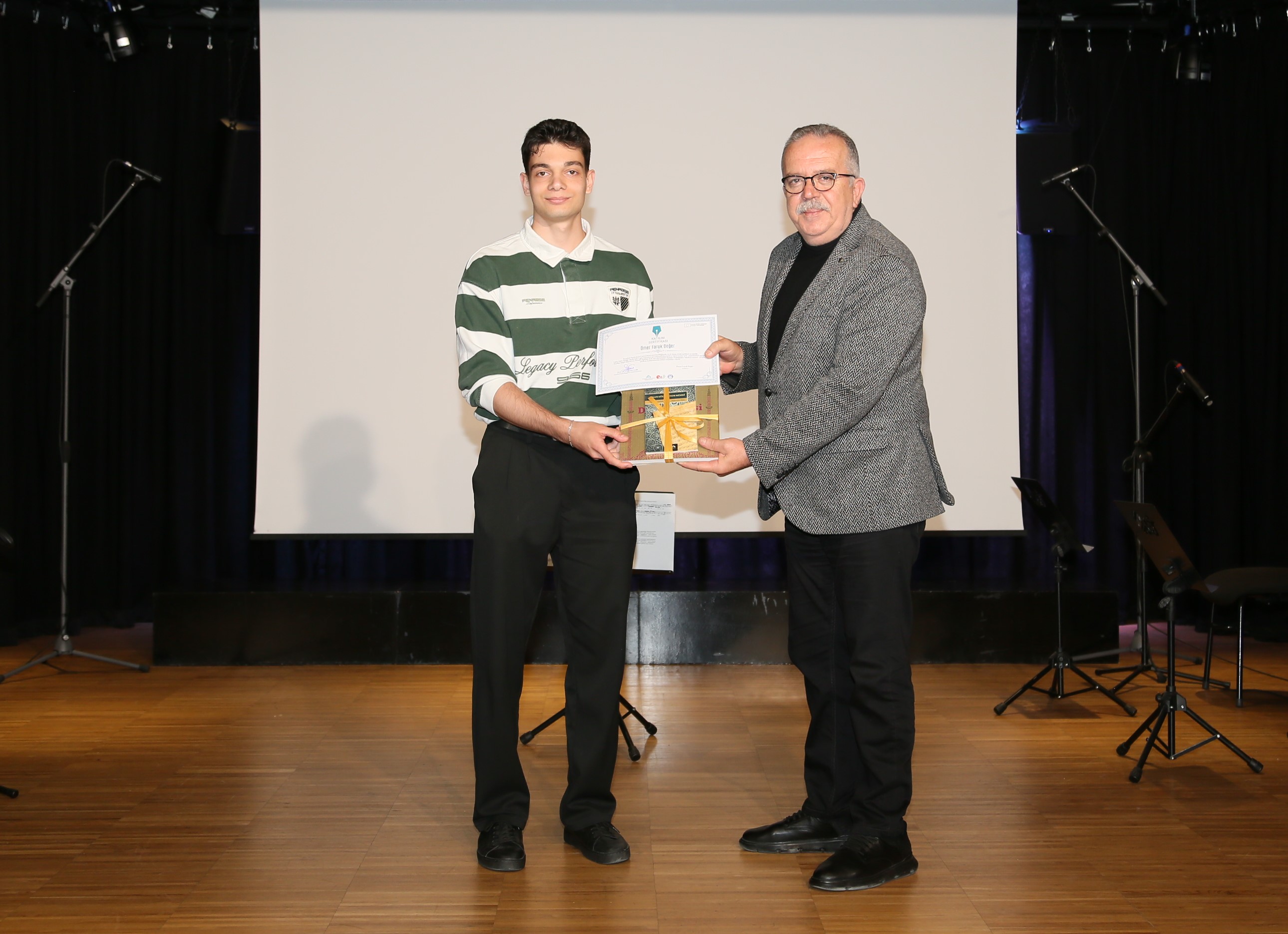 Rektör Turabi, Palet Türk Müziği İlkokulu Öğrencilerinin Sertifika Törenine Katıldı