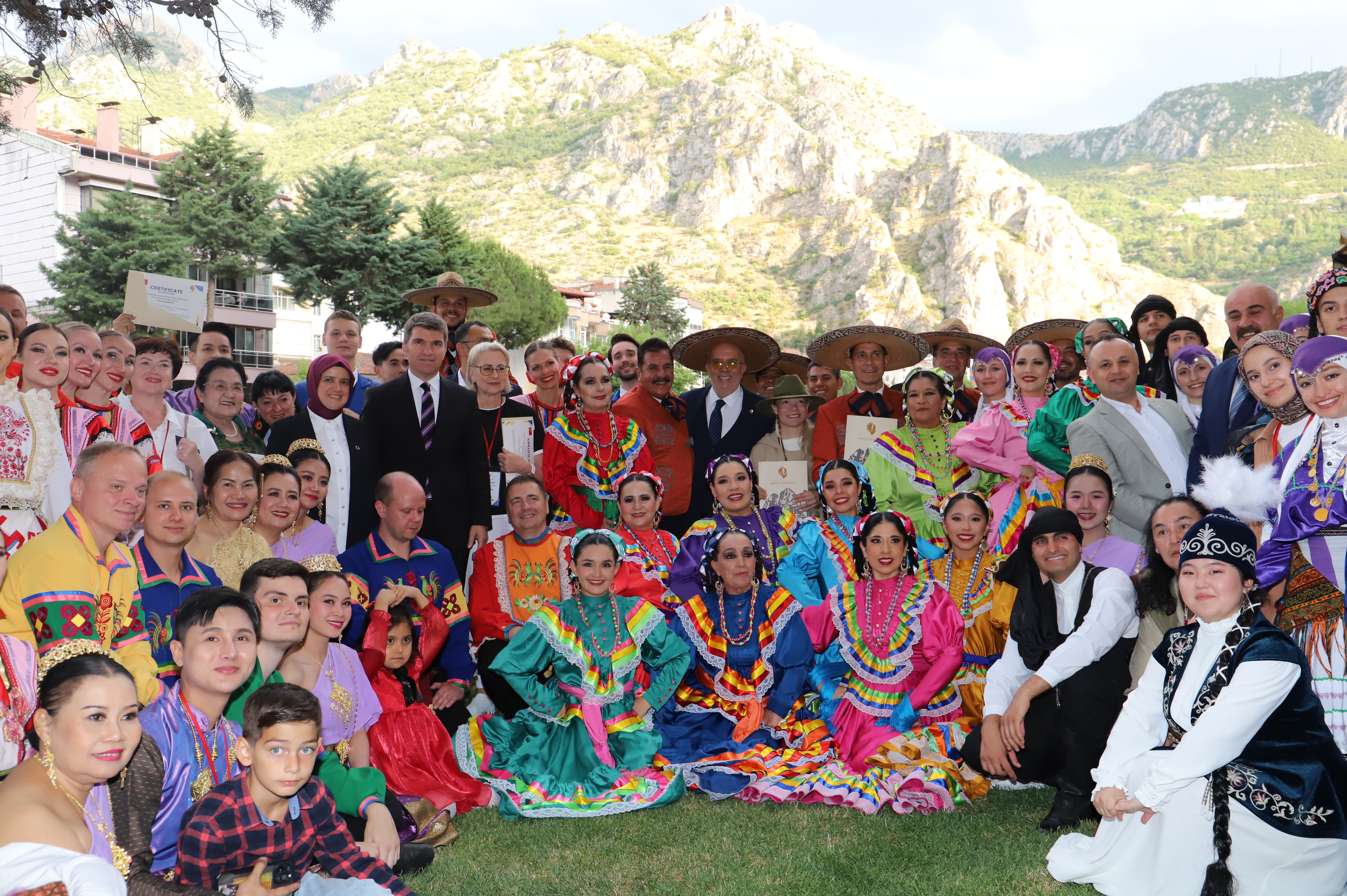 Rektör Turabi, Uluslararası Halk Dansları ve Müzik Festivali Ekibiyle Gala Programında Buluştu