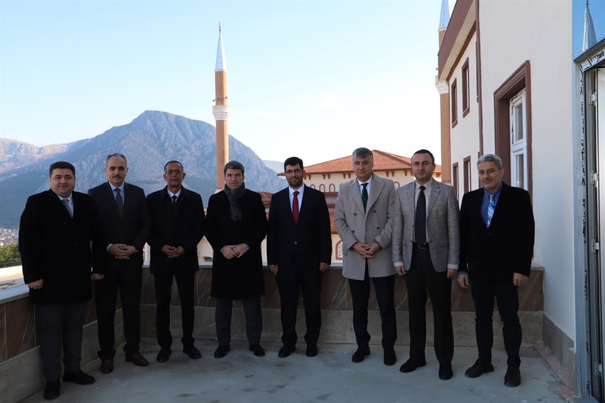 Amasya Valisi Önder Bakan'dan İlahiyat Fakültesine Ziyaret