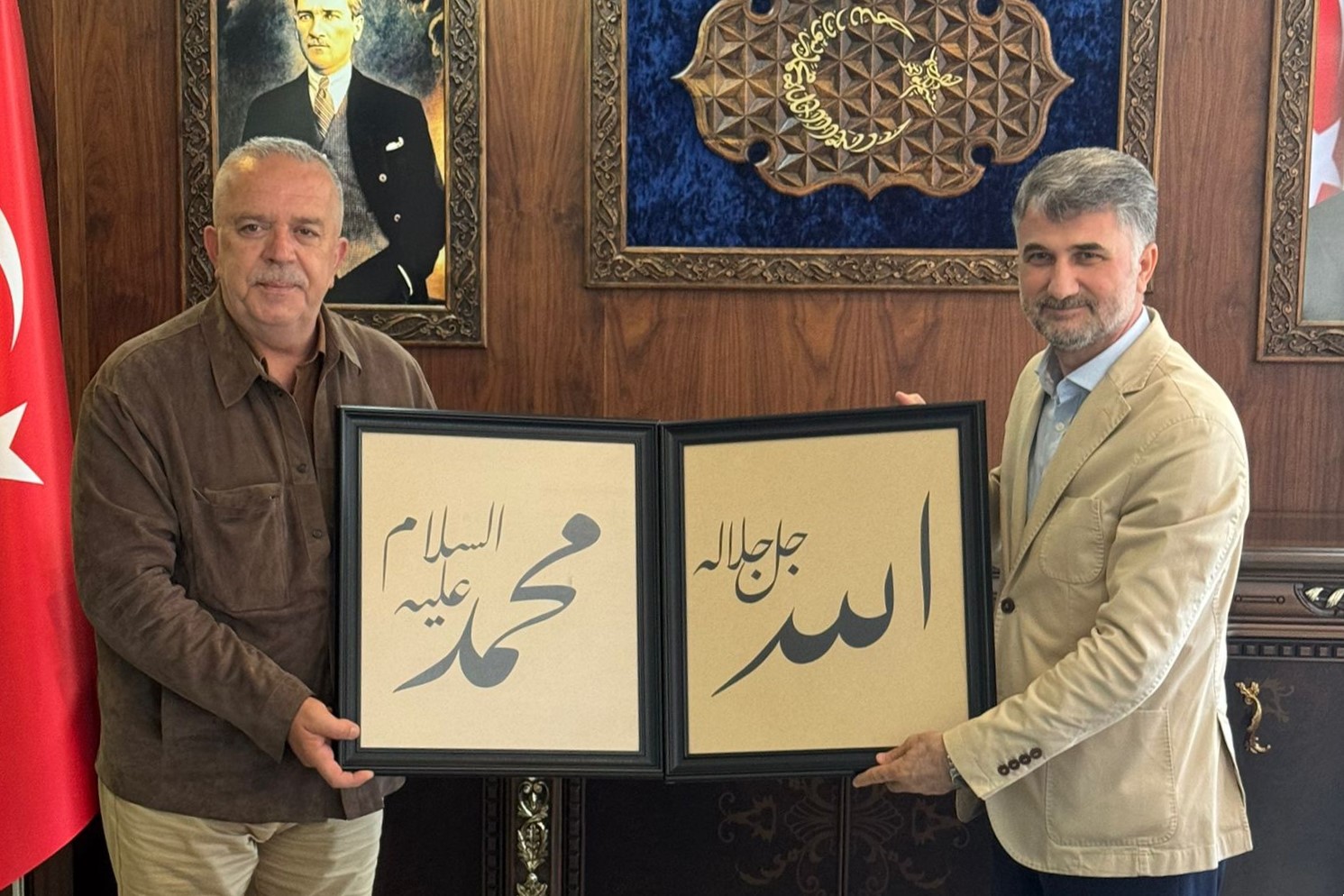 Rektör Turabi, Hatuniye Camii İçin Hazırlanan Eserleri İl Müftüsü Yavuz'a Teslim Etti