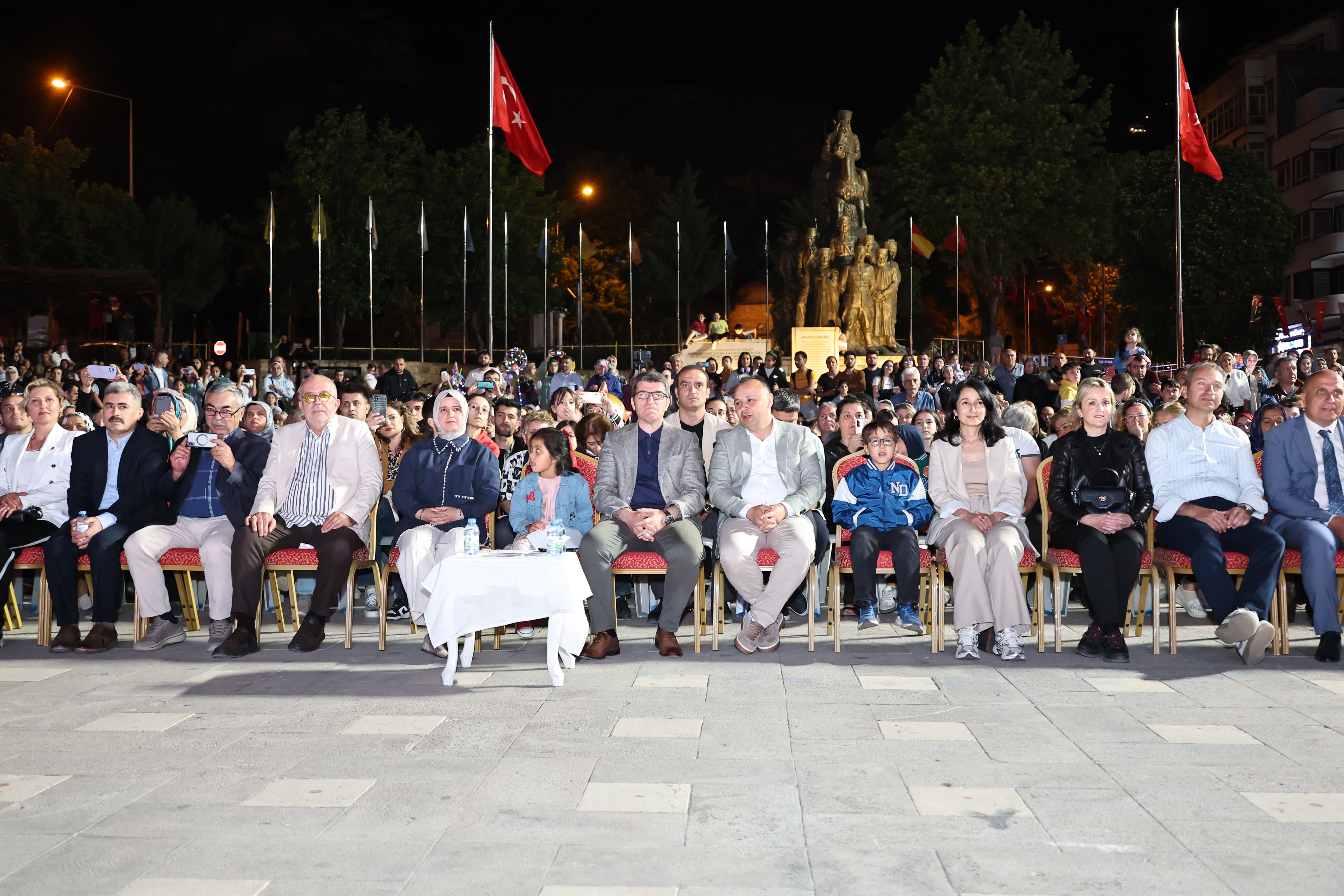 Rektör Turabi, Halk Dansları Final Akşamına Katıldı